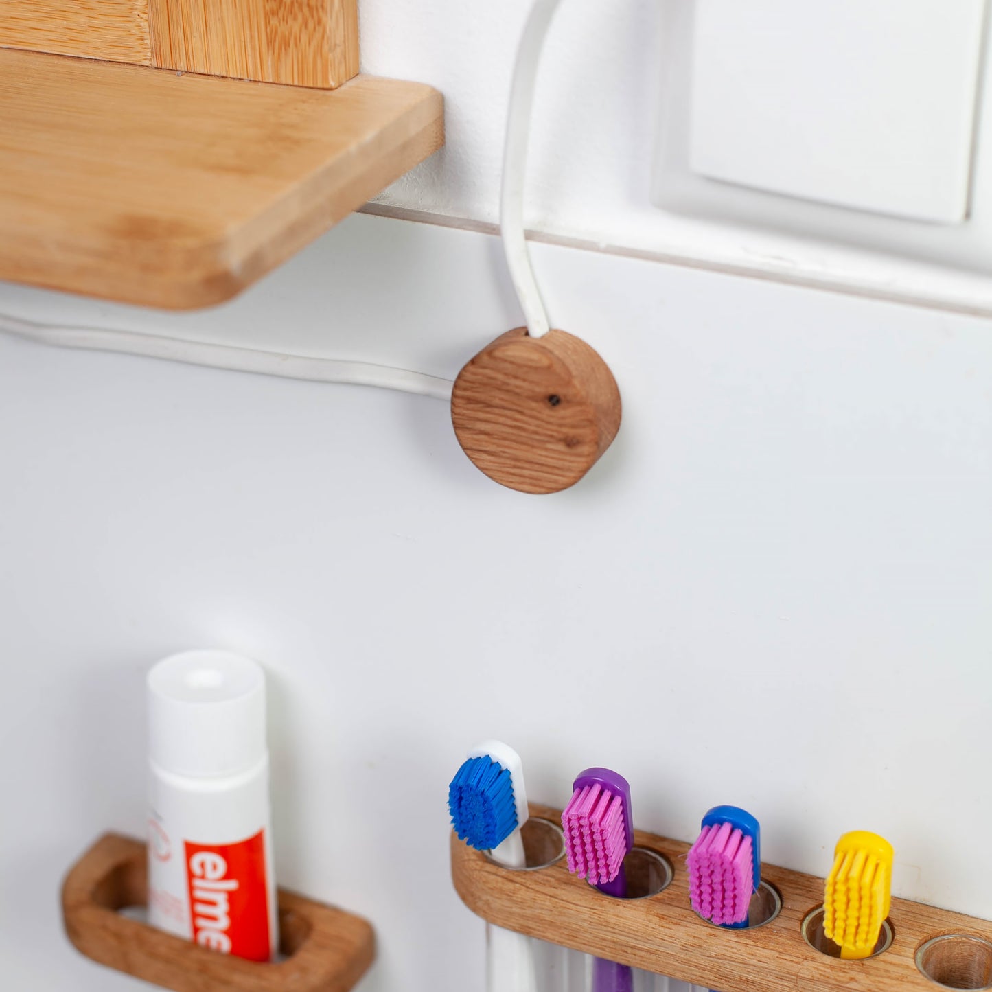 Dekorative Kabelhalter aus Eiche