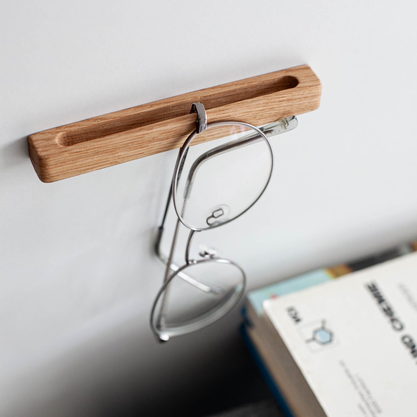 Eleganter Halter für Lesebrillen
