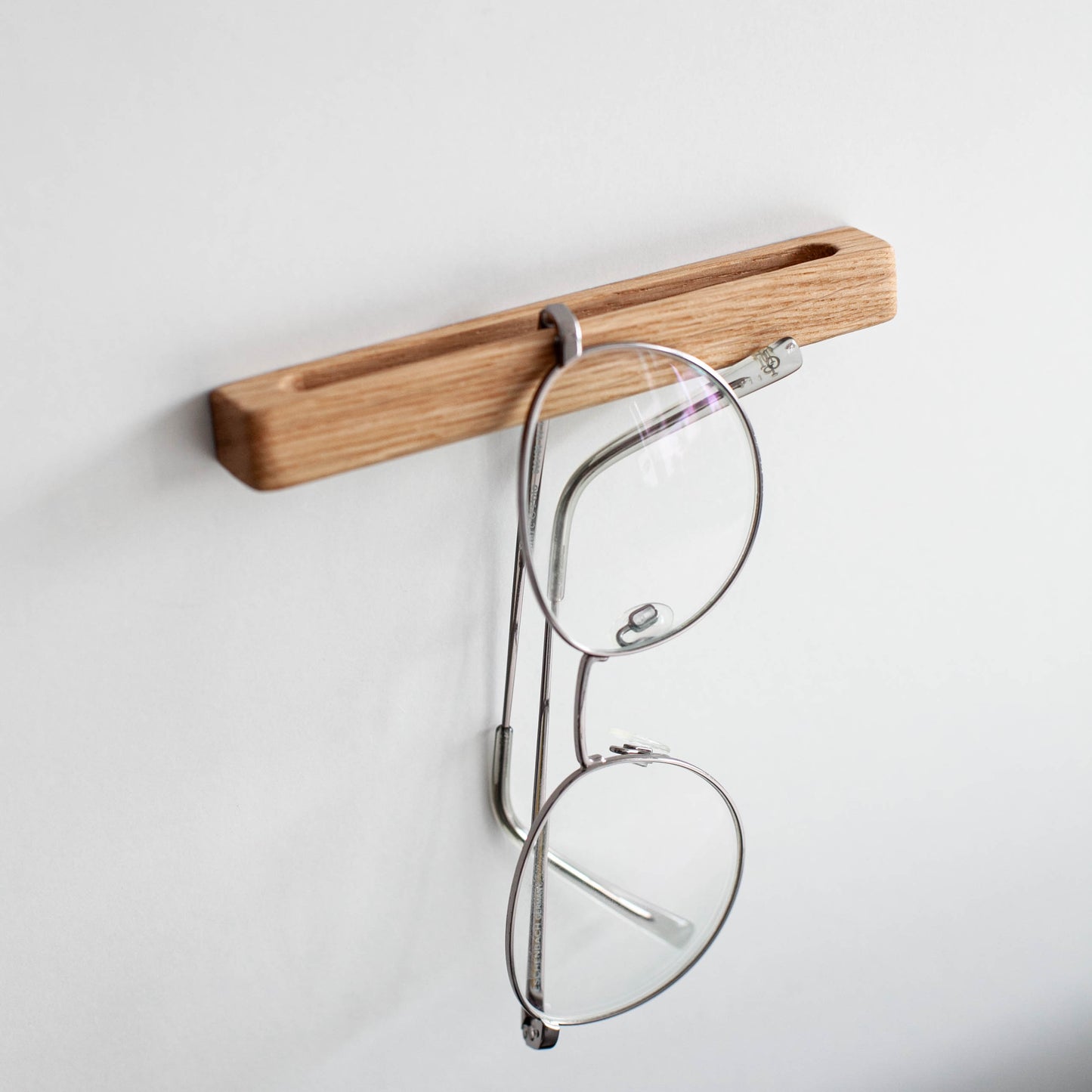 Eleganter Halter für Lesebrillen