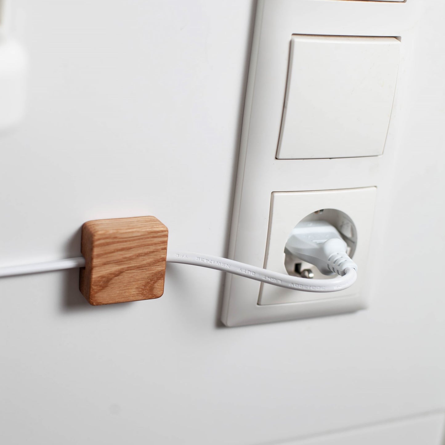 Dekorative Kabelhalter aus Eiche