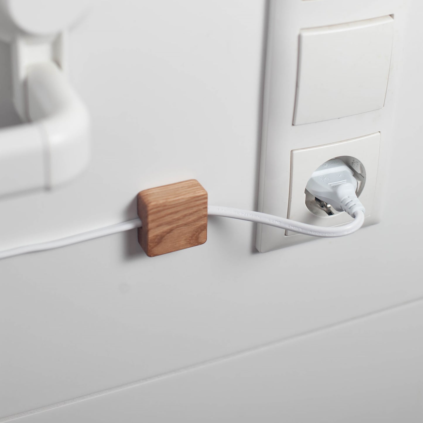 Dekorative Kabelhalter aus Eiche