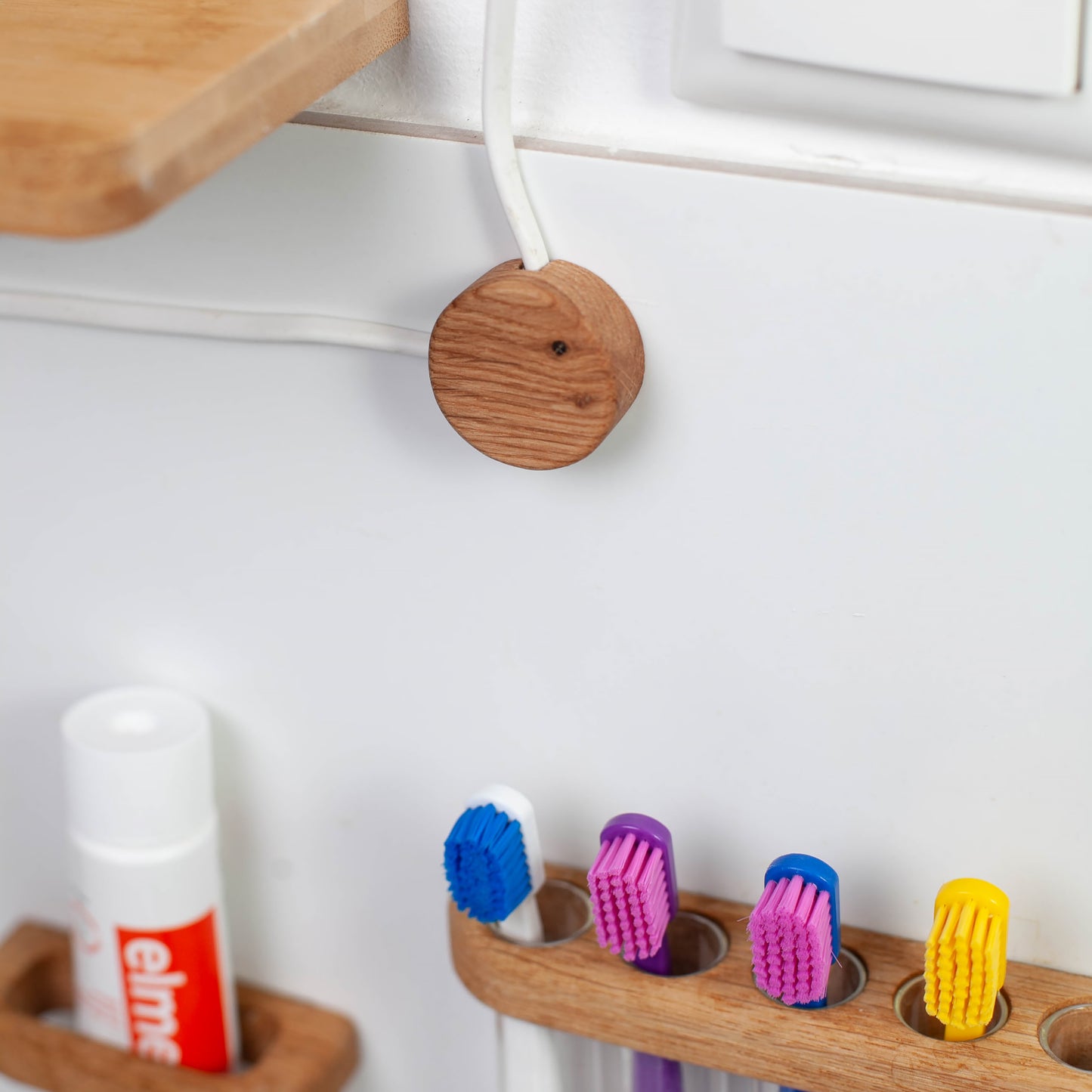 Dekorative Kabelhalter aus Eiche