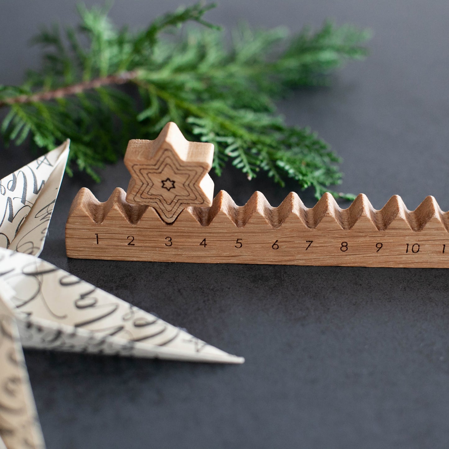 Holz-Adventskalender mit Stern