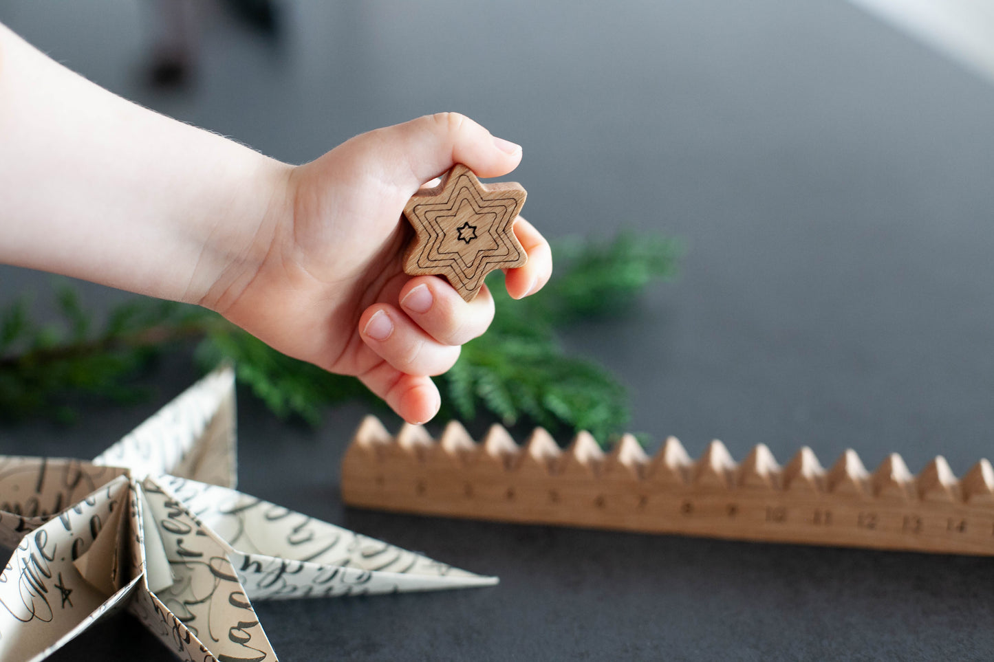 Holz-Adventskalender mit Stern