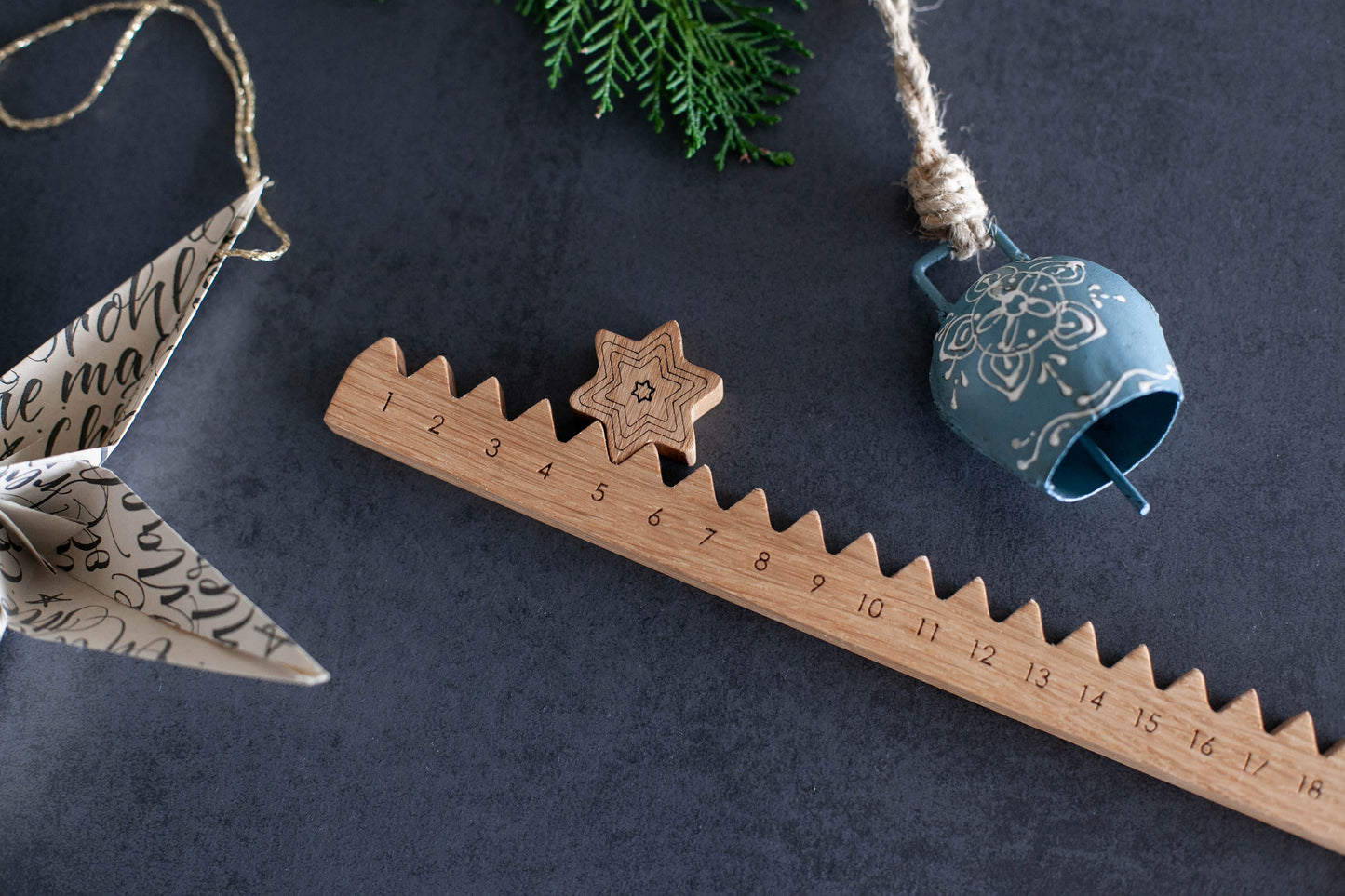 Holz-Adventskalender mit Stern