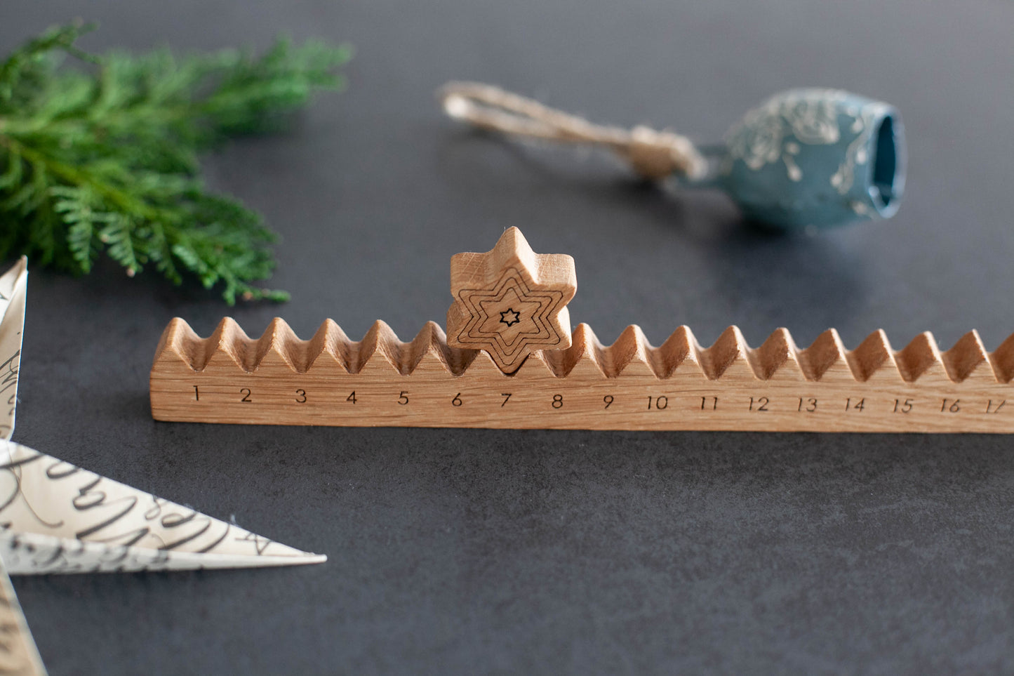 Holz-Adventskalender mit Stern