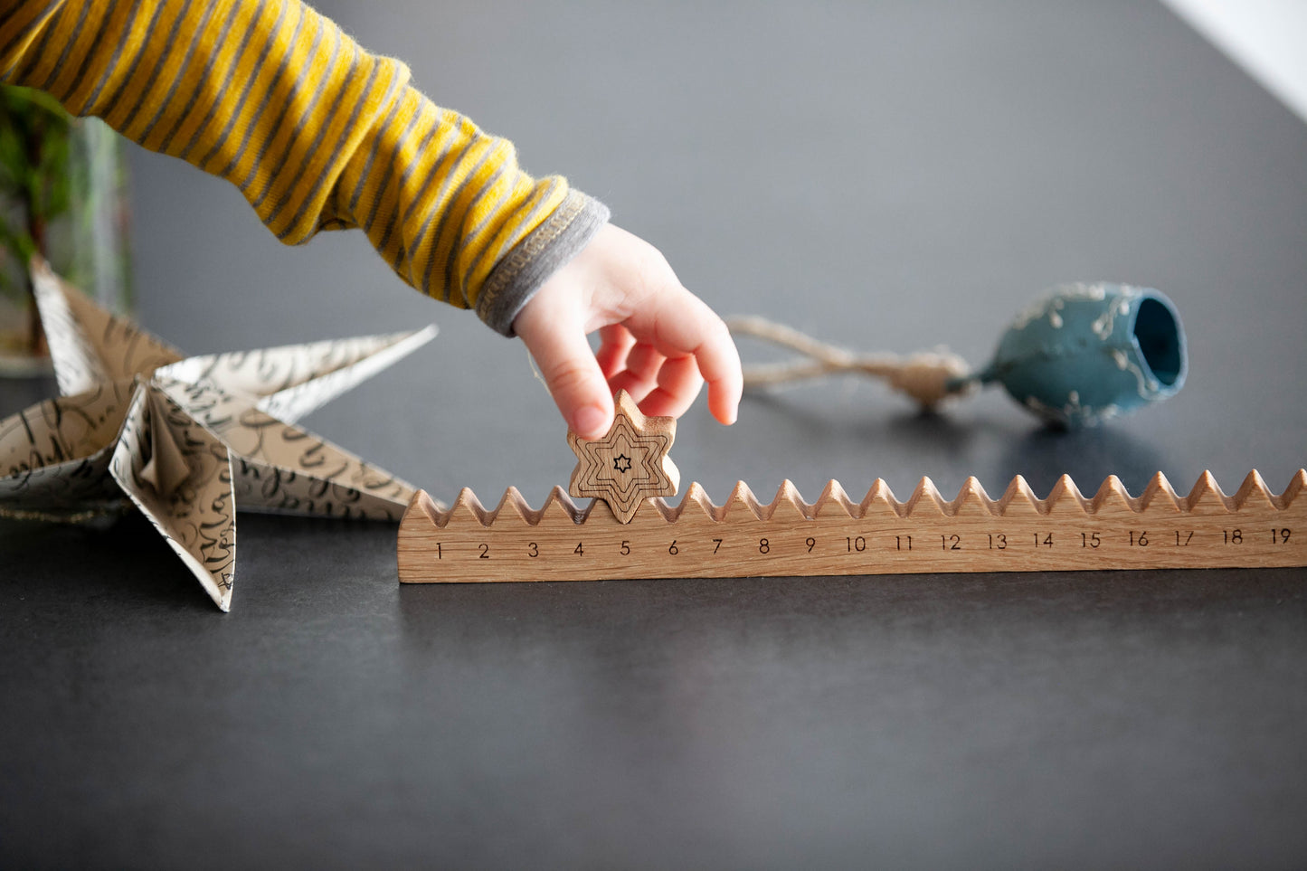 Holz-Adventskalender mit Stern