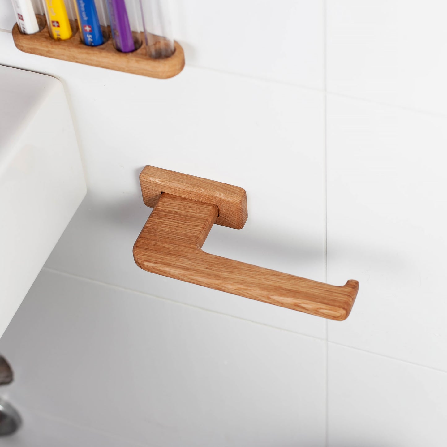 Toilettenpapierhalter aus Eiche – selbstklebend, V1-standart, ohne Bohren