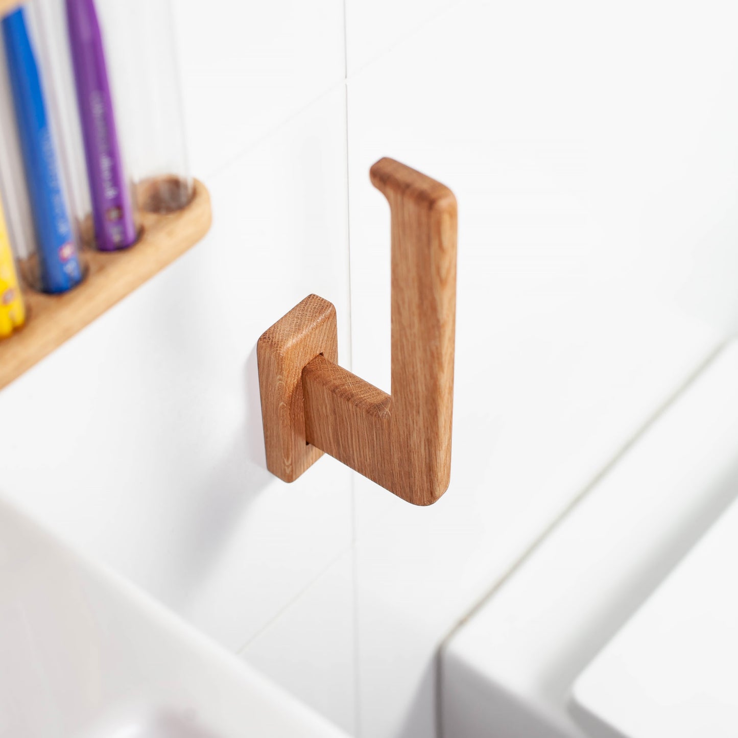 Toilettenpapierhalter aus Eiche – selbstklebend, V1-standart, ohne Bohren