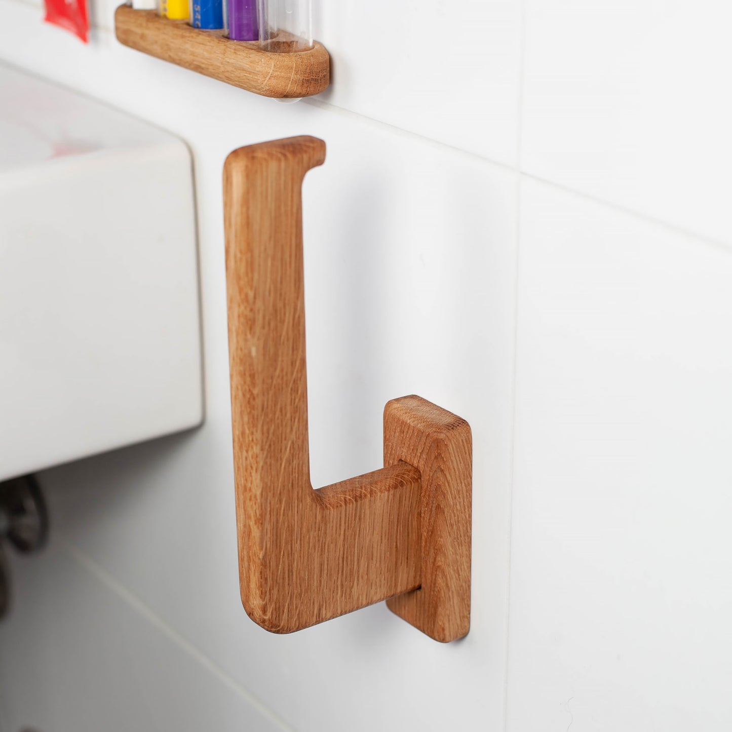 Toilettenpapierhalter aus Eiche – selbstklebend, V1-standart, ohne Bohren