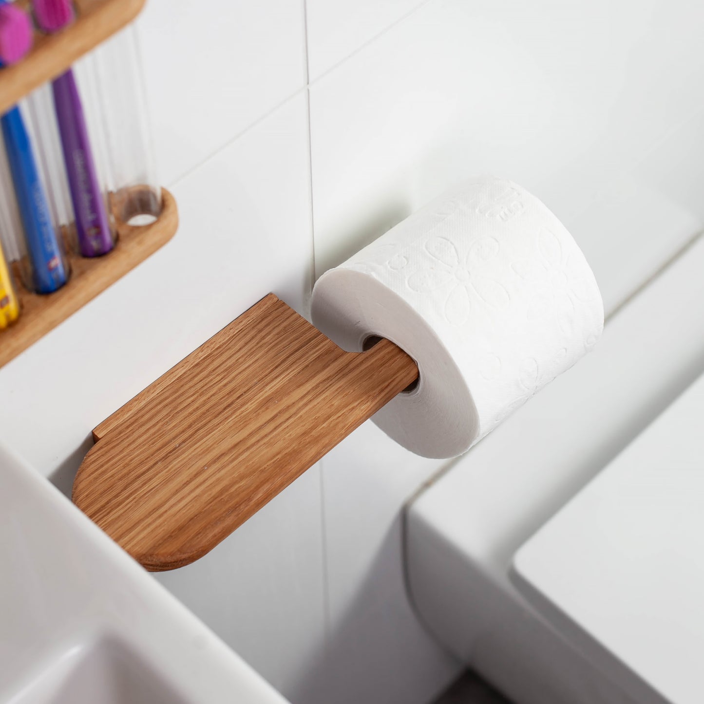 Toilettenpapierhalter aus Eiche – selbstklebend,mit Ablage, V2-big, ohne Bohren