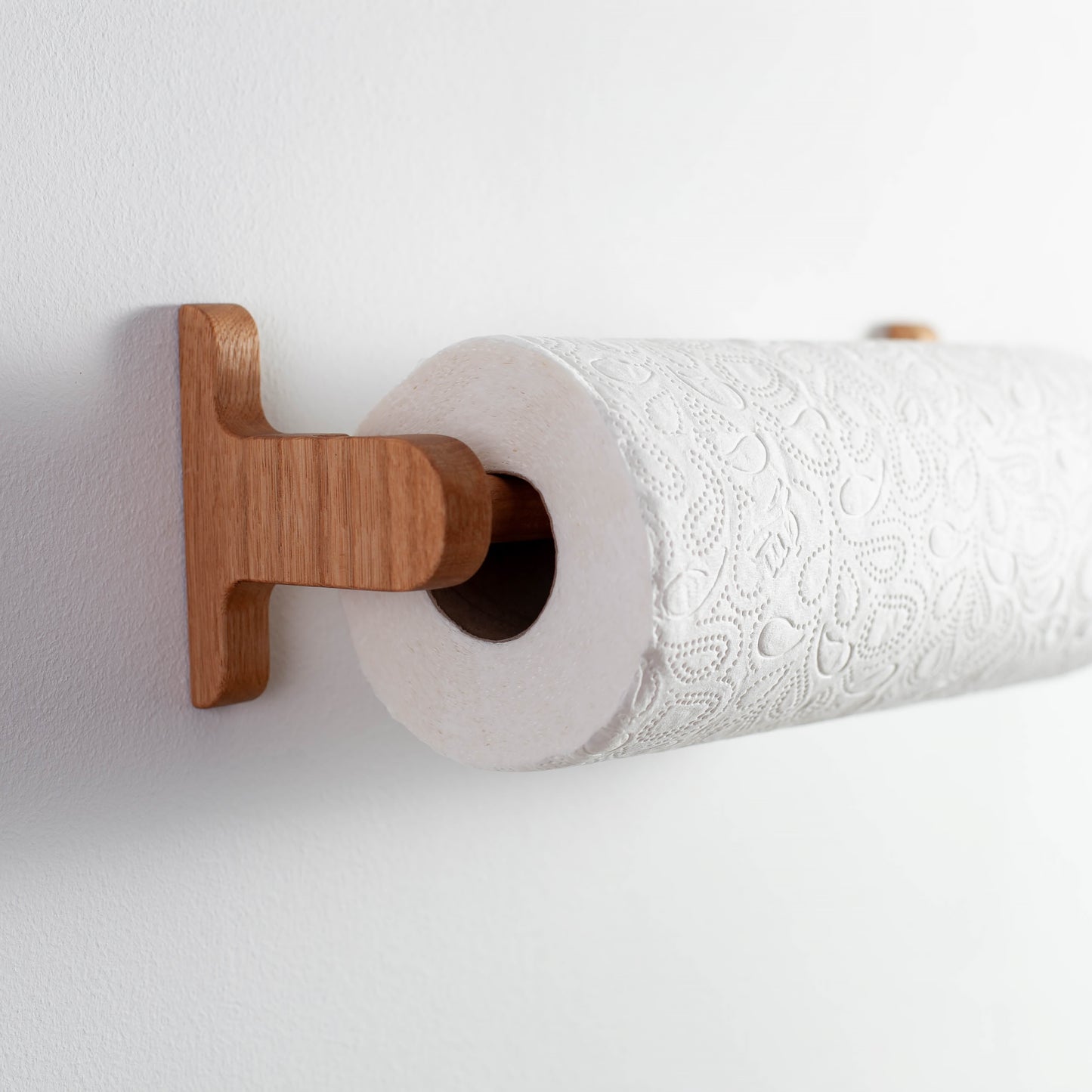 Selbstklebender Küchenrollenhalter aus Eiche – Montage ohne Bohren