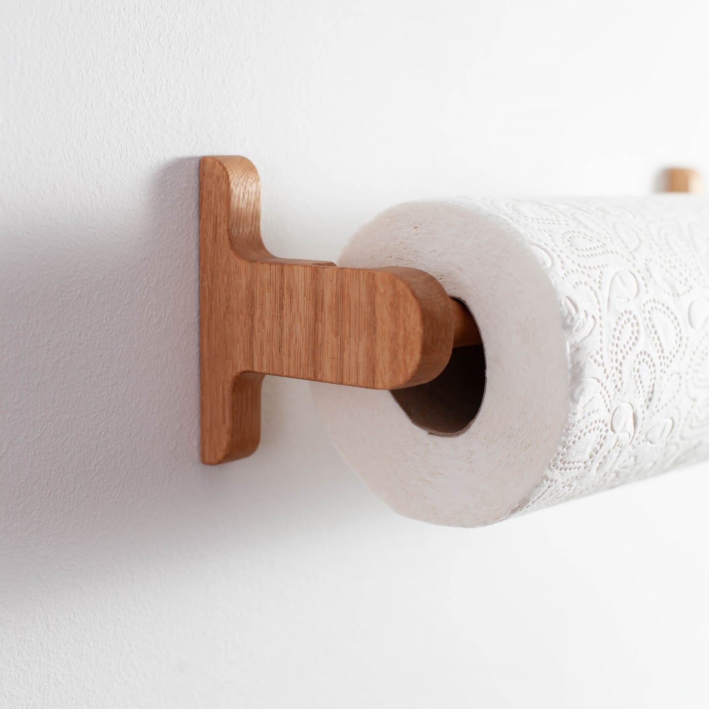Selbstklebender Küchenrollenhalter aus Eiche – Montage ohne Bohren